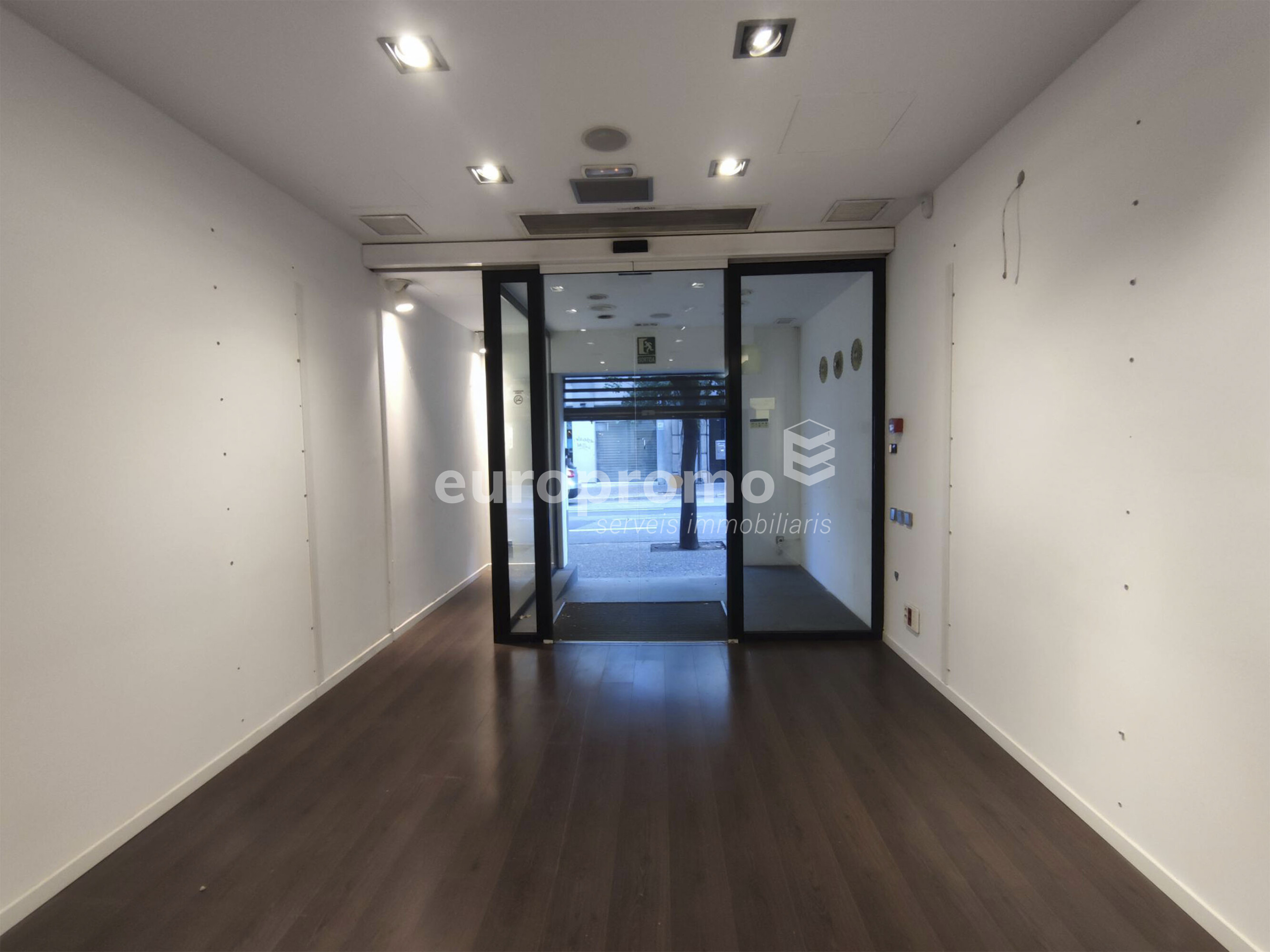 Fantástico local de 78 m² situado a primera línea y mejor zona comercial de la ciudad! 